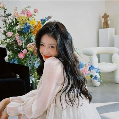 玻璃橱窗中的姑娘